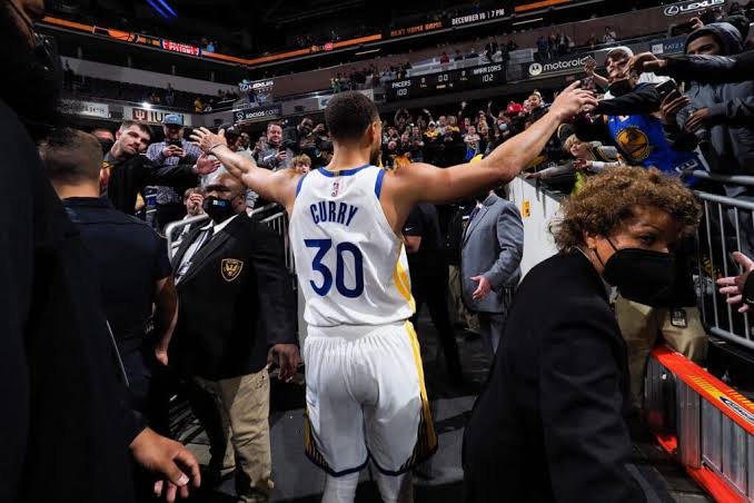 Curry waving to the crowd at Madison Square Garden