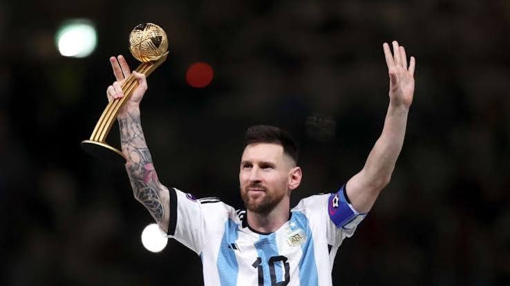 Messi raising the World Cup Golden Ball